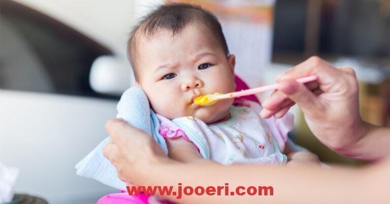 من عمر كم يأكل الطفل البيض؟