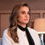 أحمر لافت.. الملكة رانيا تخطف الأنظار بجمالها|شاهد