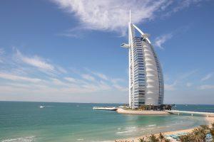 أيقونة دبي.. برج العرب يحتفي بمرور 25 عاماً على تأسيسه