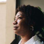 التفاوتات العرقية في الكشف عن الكدمات: كيف تؤثر على الناجين من سوء المعاملة