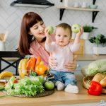 الشهر الذي يبدأ الطفل الأكل فيه ونوعية الأطعمة وتفاصيل كثيرة تهمك 