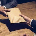 الهدية تصبح رشوة فى هذه الحالة