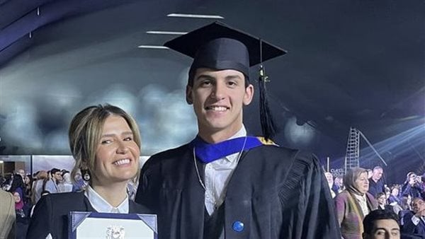برسالة مؤثرة.. هنا شيحة تحتفل بتخرج ابنها في الجامعة من إنجلترا|بالصور