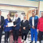 بني سويف.. تكريم الطالبة شادية أحمد لحصولها على المركز الأول في مسابقة سيف المبارزة