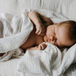 تأخير قطع الحبل السُّري يُفيد مولودك لهذه الأسباب