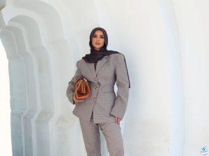 تنسيق الرمادي مع البني للمحجبات.. إليكِ أفكاراً عصرية من مدونات الموضة