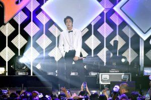 جين عضو فرقة BTS يكشف عن تلقيه غيتار من كريس مارتن