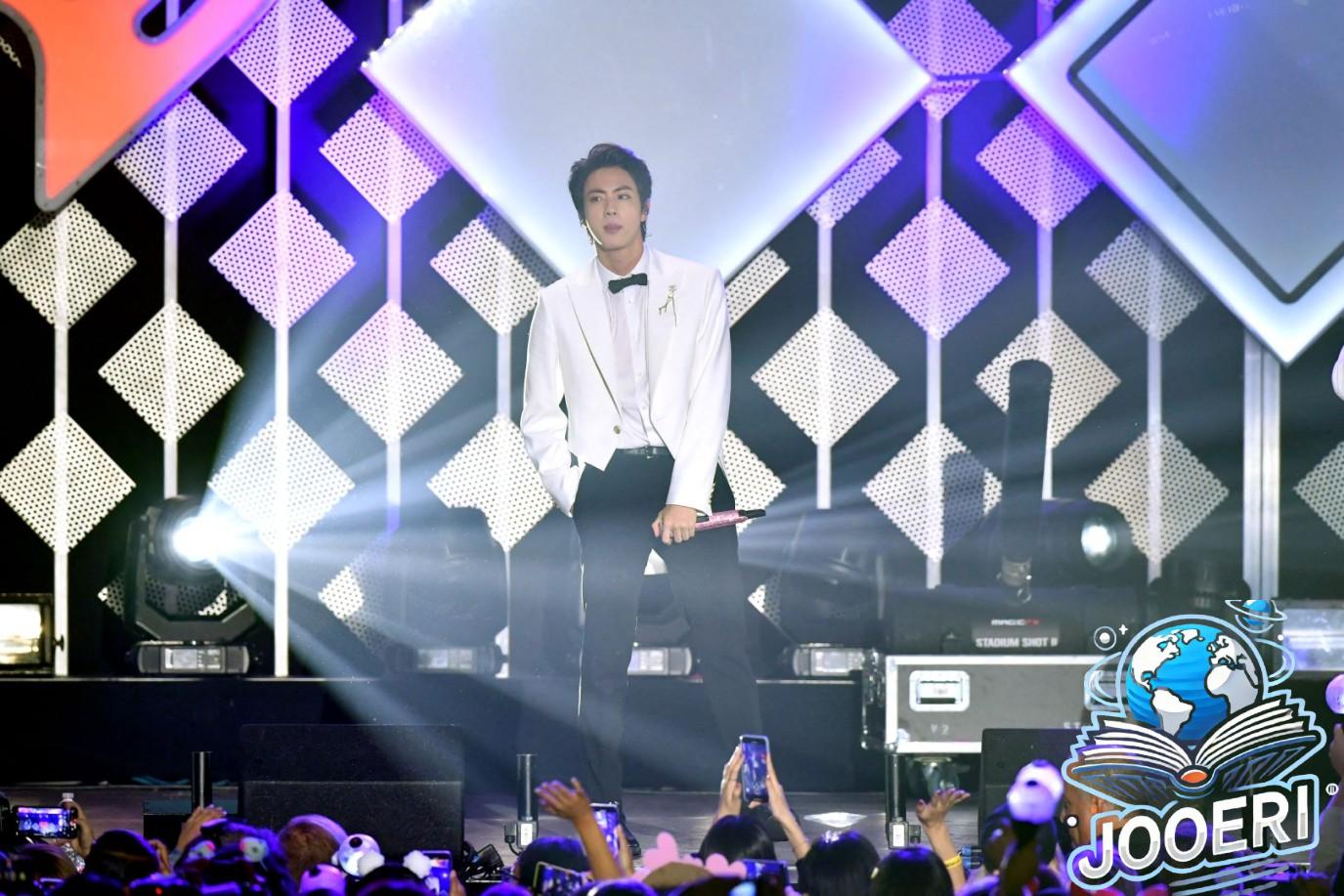 جين عضو فرقة BTS يكشف عن تلقيه غيتار من كريس مارتن