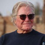 حسين فهمي: اتفرجت على فيلم «العار» بعد عرضه بسنين.. فيديو