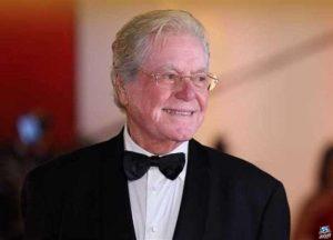 حسين فهمي للفنانين الجدد: «متخليش حد يأثر عليك».. فيديو