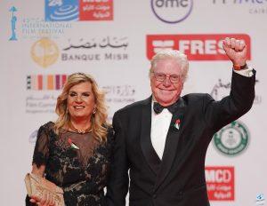حسين فهمي من ختام القاهرة السينمائي: الفن المعبر عن مشاعر الإنسان يستحق الحياة