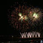 صور.. عروض مُبهرة بالألعاب النارية في عُمان احتفالاً بيومها الوطني 54