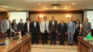 طلاب كلية الفنون الجميلة بالإسكندرية يعرضون مشروعا لتنمية البدرشين على محافظ الجيزة