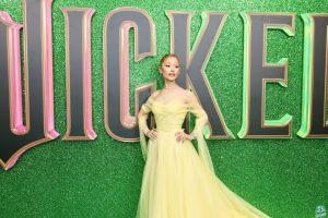 فساتين أريانا غراندي .. سحر هوليوود في زمن الأساطير