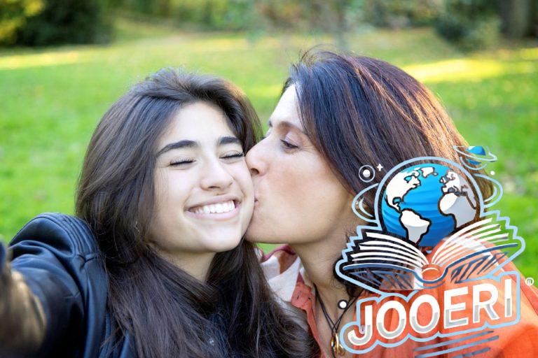 كيف تربين ابنتك المراهقة لتكون قوية وصادقة مع نفسها؟ 