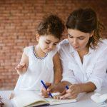 كيف تساعدين طفلك الذي يتراوح عمره بين 5 و7 أعوام على تذكر ما يتعلمه؟