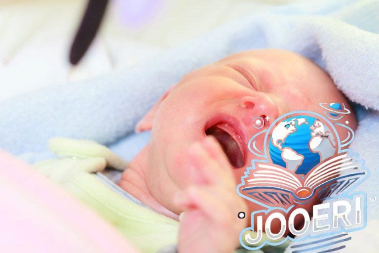 كيف تفحصين مولودك بنفسك بعد الولادة من خلال أعراض خطورة تظهر عليه؟