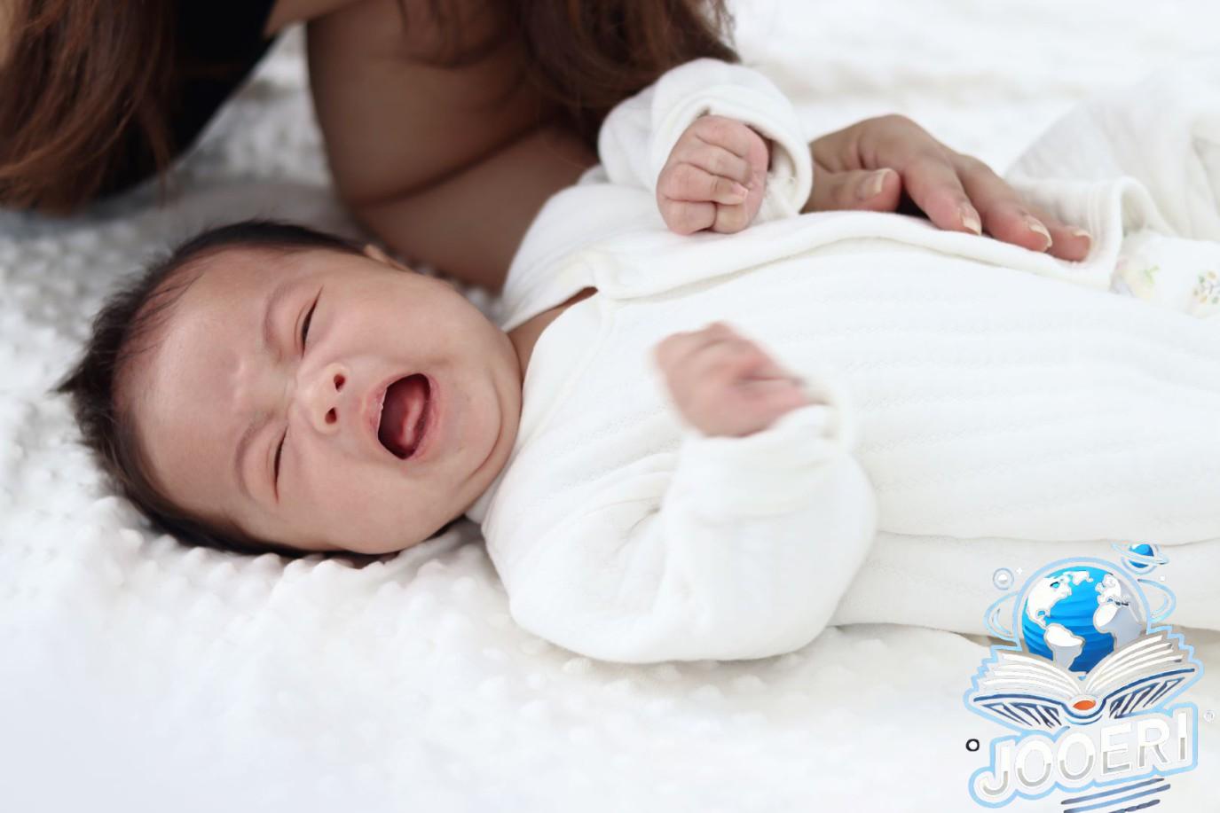 كيف تكتشفين أن مولودك يبكي بسبب شعوره بالمغص من خلال لغة جسده؟