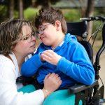 كيف تُغير التكنولوجيا الحديثة حياة الأطفال المصابين بالشلل الدماغي