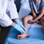 كيف يتم علاج ضمور العضلات؟ العلاج الطبيعي والجراحة والأدوية والمزيد