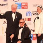 لافتة إنسانية لـ حسين فهمي على السجادة الحمراء لمهرجان القاهرة السينمائي 45