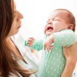 لماذا يبكي الرضيع ويرضع بشكل متقطع أثناء الرضاعة من الأم ؟