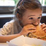 هل الوجبات السريعة مناسبة للأطفال أو لا؟  