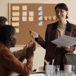 هل تملك مهارات القيادة؟ اكتشف كيف تقود فريقك دون الحاجة إلى لقب رسمي