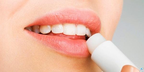 هل وضع الفازلين على الشفاه يبطل الصيام