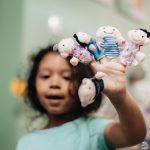 هل يجب على الأطفال إحضار الألعاب إلى المدرسة؟