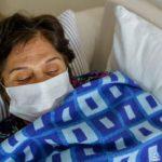 12 ساعة في اليوم - يقوم المجتمع بإطفاء التدفئة عن متقاعد يعاني من مرض عضال ويعاني في منزل "الثلج البارد"