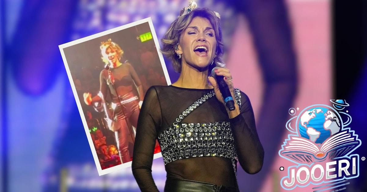 حادث محرج على المسرح - انفجار كبير: نجمة البوب ​​آنا ماريا زيمرمان ترتدي حمالة صدر على المسرح