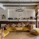 أفكار عصرية لتوزيع الرفوف وترتيبها في غرفة الجلوس العائلية