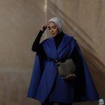 أفكار لتنسيق الأزرق الداكن للمحجبات في الشتاء مثل مدونات الموضة