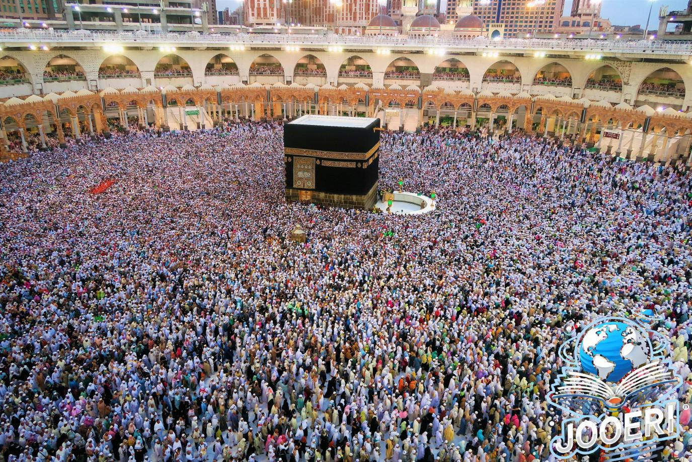 أمطار غزيرة تزين الحرم المكي وسط تضرع ضيوف الرحمن بالدعوات