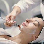 أنواع التقشير البارد للوجه... تعرفي إليها لتختاري منها الأنسب لبشرتك