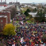 احتجاج كبير من موظفي شركة فولكس فاجن - رئيس IG Metall يتحدث، والجميع يهتف: "سيارة يستطيع الأشخاص العاديون تحمل تكلفتها"