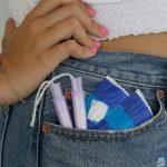 "الأولوية المنحرفة" - توفر الجامعة منتجات الدورة الشهرية مجانًا - الطالب (21 عامًا) غاضب