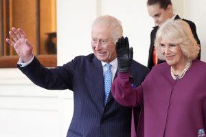 الملك تشارلز والملكة كاميلا يصدران بطاقة الكريسماس