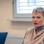 بسبب بطاقة هوية مزورة - اتهام بتزوير وثائق: مداهمة الشرطة لميلاني مولر