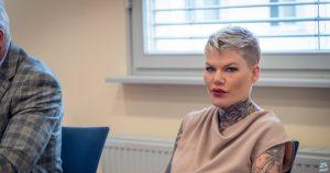 بسبب بطاقة هوية مزورة - اتهام بتزوير وثائق: مداهمة الشرطة لميلاني مولر