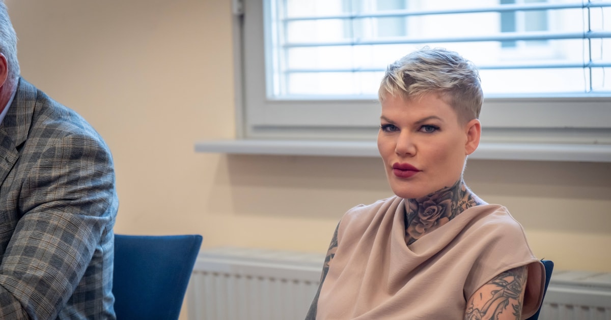 بسبب بطاقة هوية مزورة - اتهام بتزوير وثائق: مداهمة الشرطة لميلاني مولر