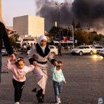 بعد سقوط الدكتاتور – سوريون يتوافدون على قصر الأسد: "جئت للانتقام"