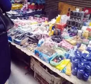 بيع السلع الغذائية على الأرصفة خطر يهدد صحة المواطن