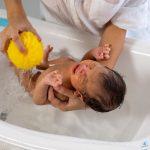 بين الخرافة والحقيقة: هل يجب أن يستحم الطفل مرة واحدة فقط أسبوعياً خلال فصل الشتاء؟