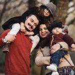 تأثير البيئة المحيطة في تطور الطفل ونمو مهاراته.. واحتياطات واجبة على الآباء