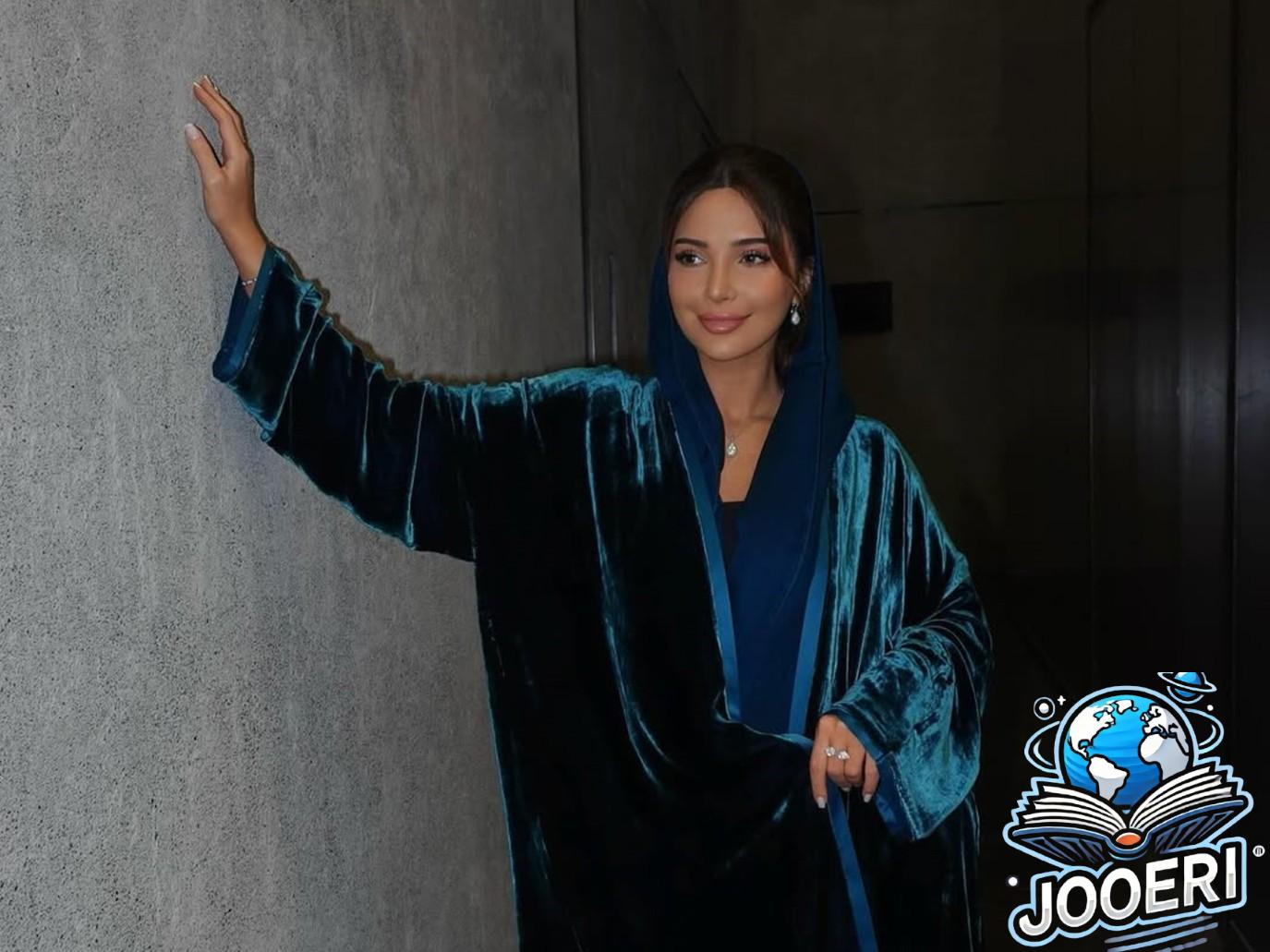 تنسيقات عبايات خروج ستُظهرك أصغر سناً من وحي مدونات الموضة
