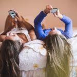 توصلت دراسة أجراها مركز بيو إلى أن ما يقرب من نصف المراهقين الأمريكيين متصلون بالإنترنت بشكل شبه دائم