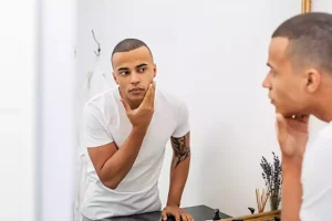 حسام موافي يكشف عن علامة على أمراض الكبد: تظهر على الوجه