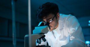 دخل مرتفع أم لا - رجل (26 عامًا) يكسب 7100 يورو شهريًا، لكن والديه ما زالا يدعمانه